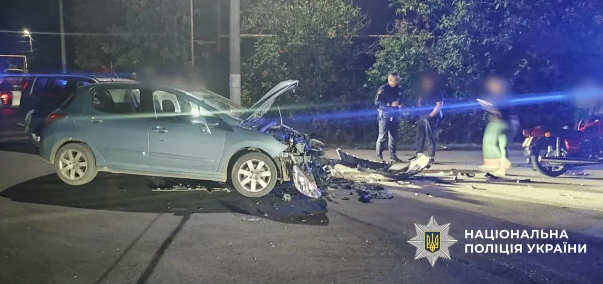 На Одещині 19-річна водійка не пропустила мотоцикл: постраждав 17-річний хлопець