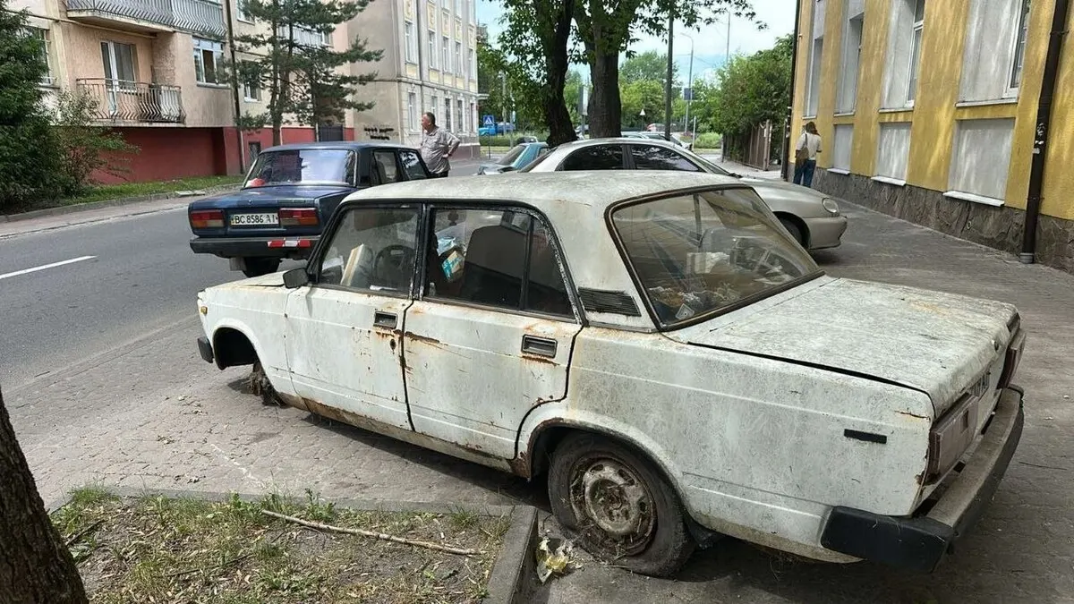 Львів прощається з покинутими авто: ще 25 машин вивезуть на Конюшинну