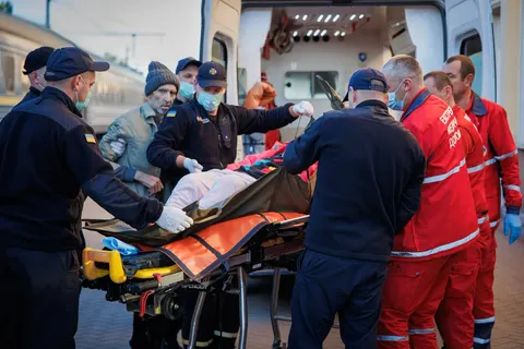 Евакуаційний потяг із Харківщини прибув до Вінниці: як зустріли людей