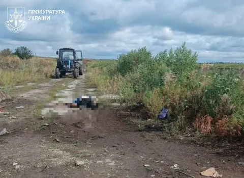 Зброю знайшов серед спаленої техніки: під Харковом чоловіка застрелили в полі