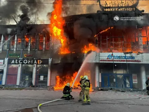 Атака на Дніпро: горів торговий центр, двоє поранених