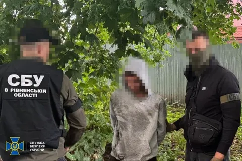 Кур'єр на мопеді, бомба у сміттєвому баку: СБУ зірвала теракт у центрі Рівного