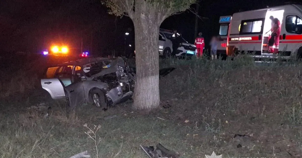 На Одещині Ford злетів у кювет і врізався в дерево: троє загиблих