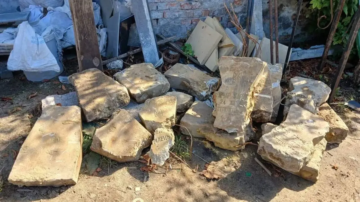 У Львові під асфальтом знайшли уламки хрестів січових стрільців