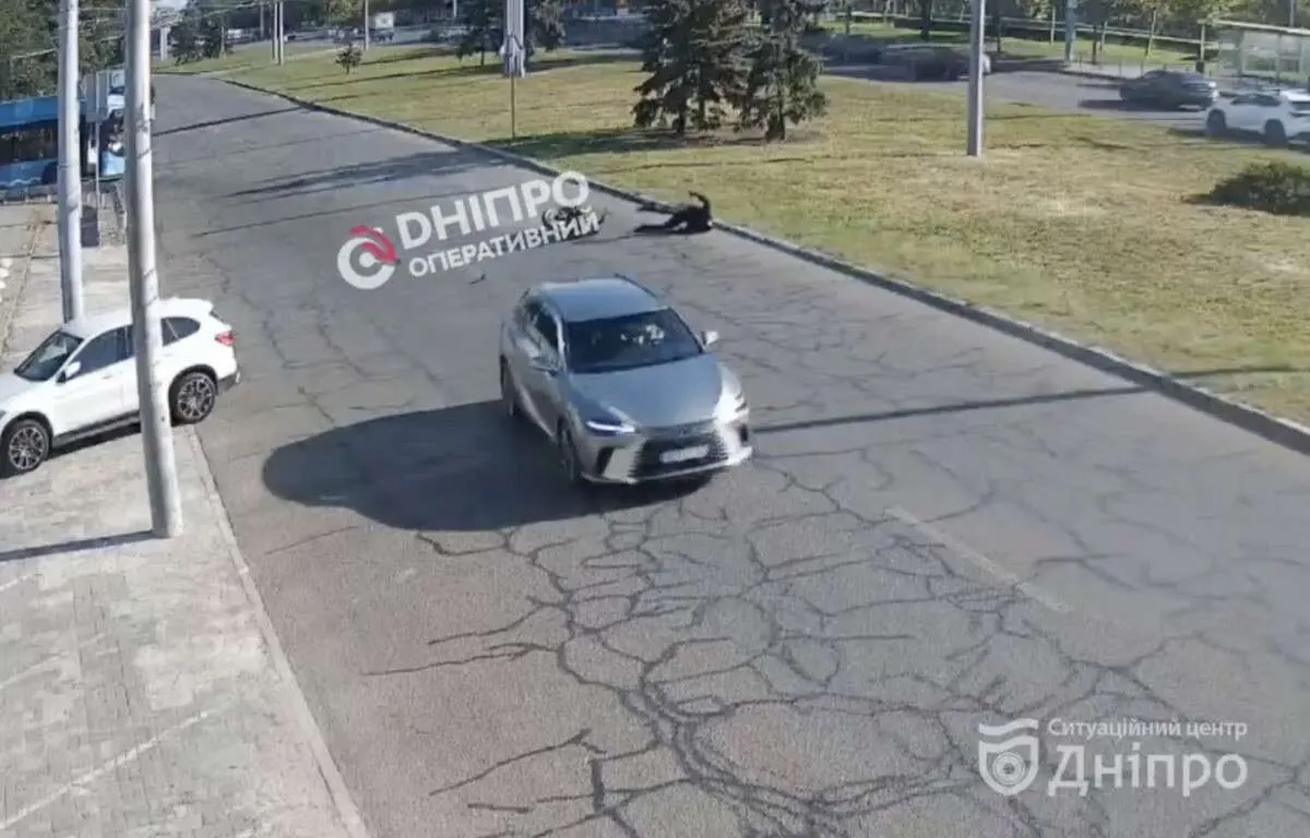 У Дніпрі на Набережній Перемоги мотоцикліст опинився між автівками — момент ДТП потрапив на камеру