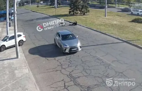 У Дніпрі на Набережній Перемоги мотоцикліст опинився між автівками — момент ДТП потрапив на камеру