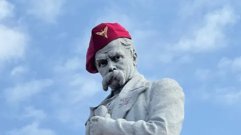 У Дніпрі пам'ятник Шевченку вдягли в найбільший маруновий берет