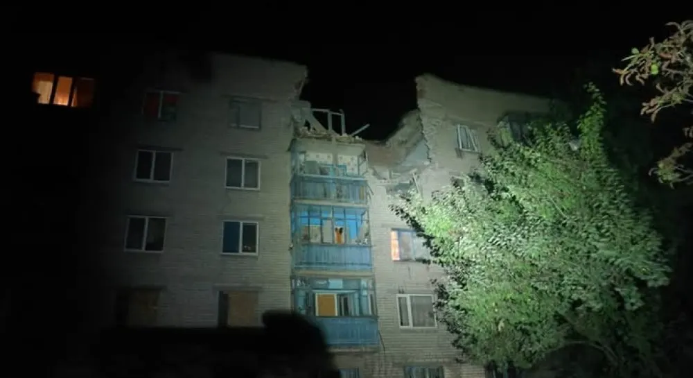 Удар по Слов'янську: багатоповерхівку частково зруйновано, під завалами можуть бути люди