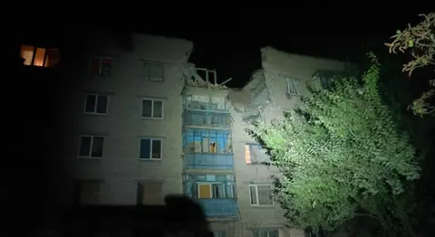 Удар по Слов'янську: багатоповерхівку частково зруйновано, під завалами можуть б