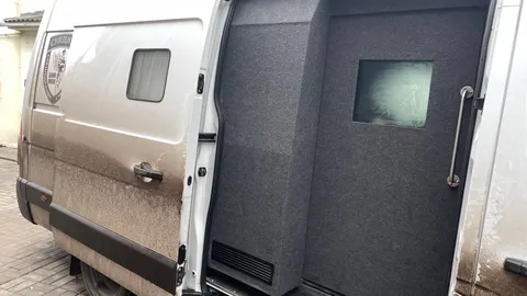 «Білі янголи» вивезли з Білопільської громади чоловіка та його 87-річну матір