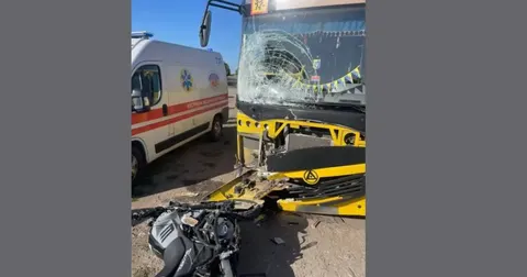 На Вінниччині мотоцикліст утікав від поліції та зіткнувся зі шкільним автобусом