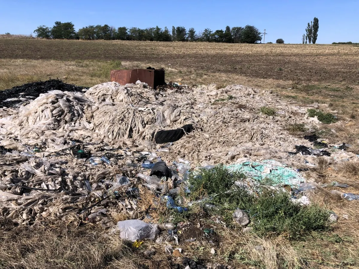 Поле після поливу перетворилося на звалище: на Одещині взялися за стихійне сміттєзвалище
