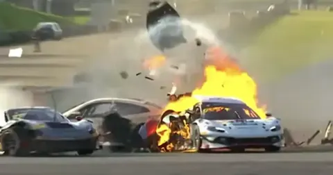 Гонщик кинувся у вогонь, щоб врятувати суперника з палаючого Ferrari