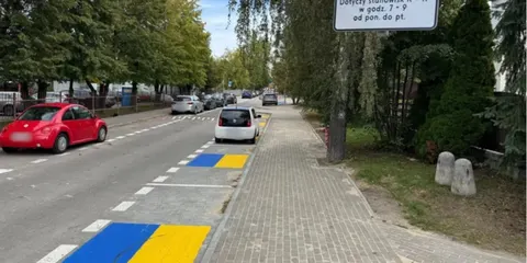 Синьо-жовта розмітка у польському Рашині: місцеві подумали, що це для українців