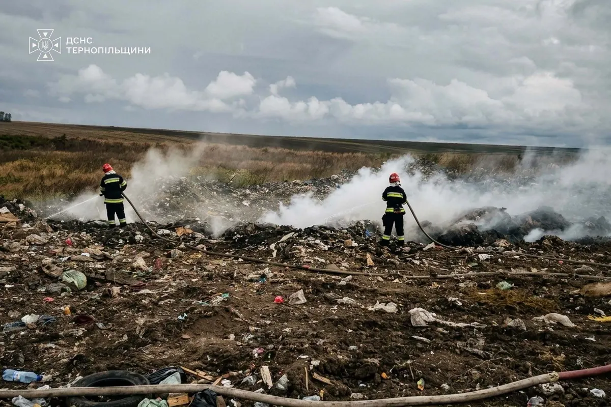 На Тернопільщині палало стихійне сміттєзвалище: гасили екскаватором і тракторами