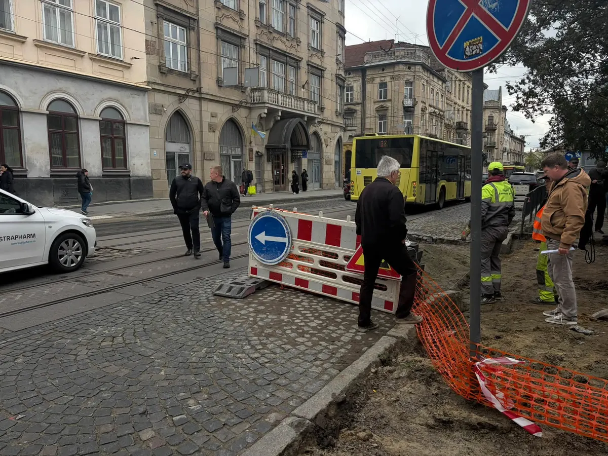 На Соборній зрізають гострі кути тротуарів і переносять перехід