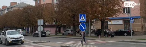 Осінь у Чернівцях: золоте листя, багряний виноград і австрійські дворики