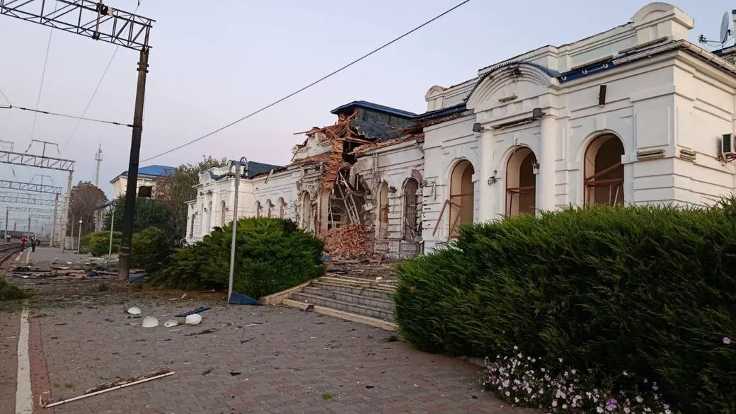 Безпілотник влучив у вокзал Берестина: будівля зазнала серйозних пошкоджень