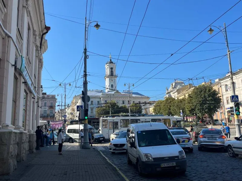 У центрі Чернівців зіткнулися авто та тролейбус: рух ускладнено