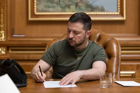 Срібна квітка вдячності: Зеленський заснував нову відзнаку для народів-союзників