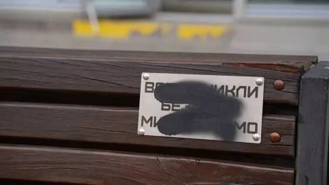У Дрогобичі жінка зафарбувала таблички на честь зниклих безвісти захисників