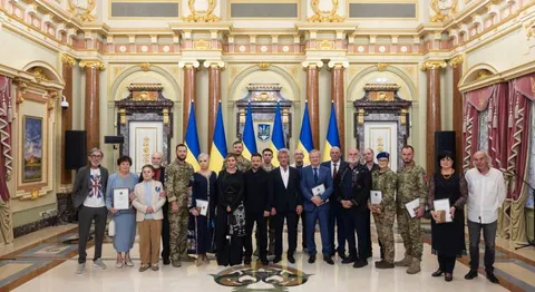 Зеленський вручив «Національну легенду України»: від Шона Пенна до «Братів Гадюкіних»