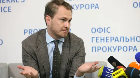 Генпрокурор Кравченко вночі виїхав за кордон на службовому авто — джерела