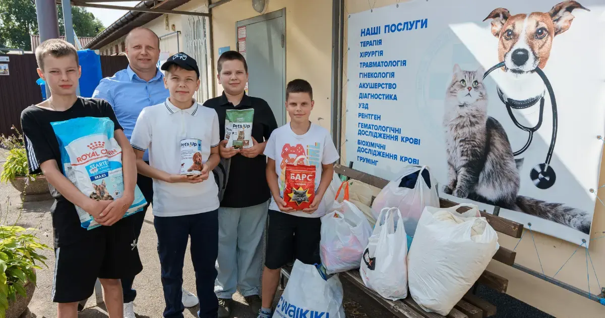 Учні вінницьких шкіл привезли корм і чухали за вухом підопічних притулків