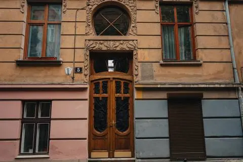 У Львові відновили браму з каштановим орнаментом на Коцюбинського