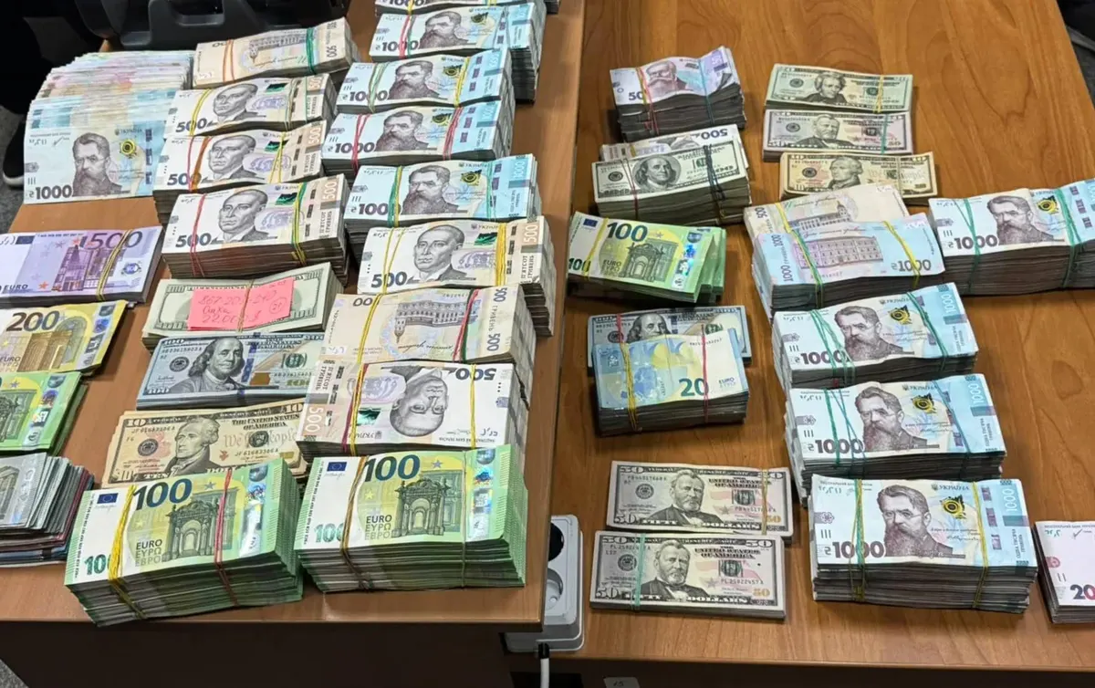 На Дніпропетровщині викрили «конвертаційний центр» на 23,5 млрд гривень