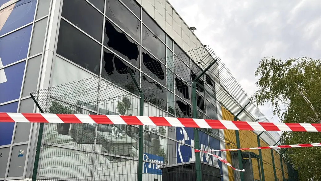Два удари по ТЦ у Запоріжжі: пожежа на 6 тисячах квадратів і двоє поранених