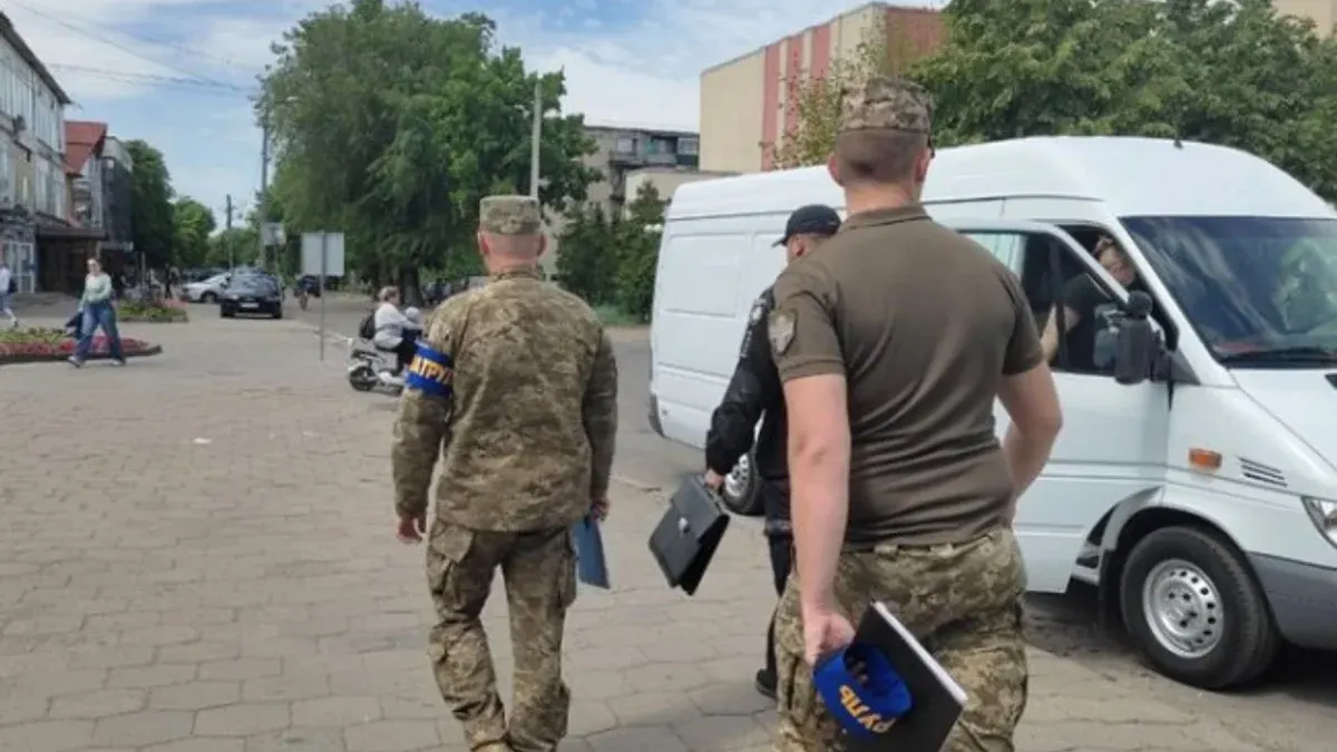 На Львівщині вибухівка біля ТЦК поранила військового
