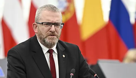 Польський євродепутат Браун молотом атакував пам'ятник воїнам УПА на Люблінщині