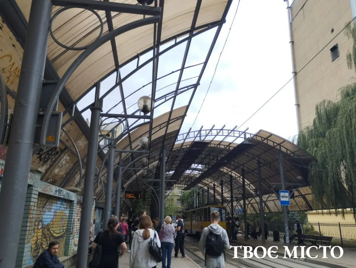 Зупинка «Головна пошта» у Львові досі тече: ремонт потребує промислових альпіністів