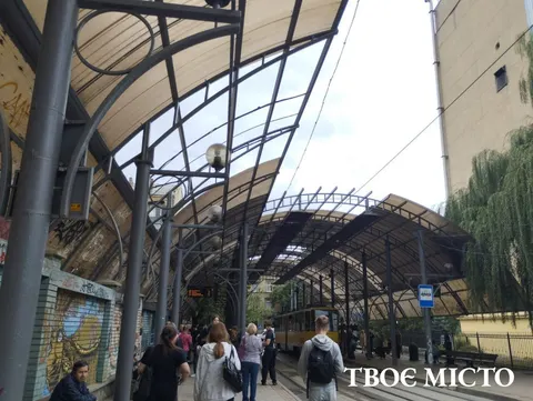 Зупинка «Головна пошта» у Львові досі тече: ремонт потребує промислових альпіністів