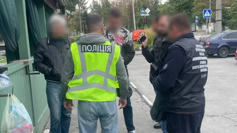 У Харкові юрист «вирішував питання» в ДМС: затримали після 500 доларів завдатку
