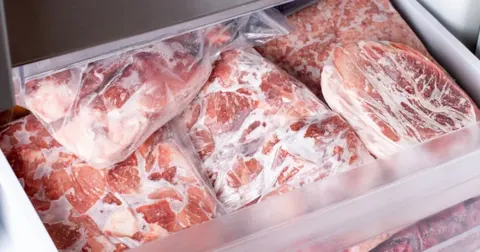 Скільки насправді можна тримати м'ясо в морозилці: терміни для свинини, курки й риби