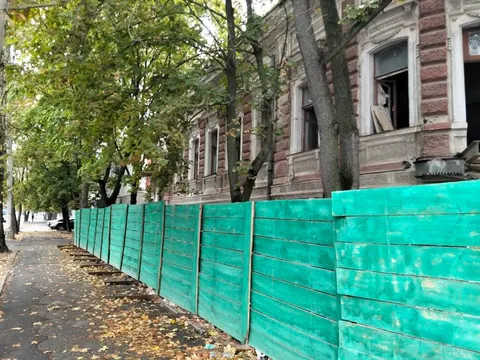 У Миколаєві біля «Дому Юріцина» зникли платани: екоінспекція каже, що знесення не погоджувала