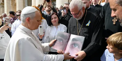 Папа Римський Лев XIV отримав у подарунок вишиванку «Дерево України» та фотоальбом про війну