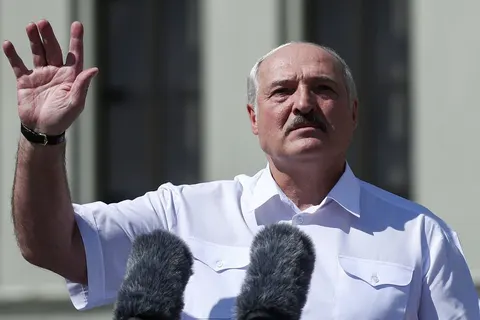 Лукашенко: нападати на сусідів не будемо, але армію «струсимо»