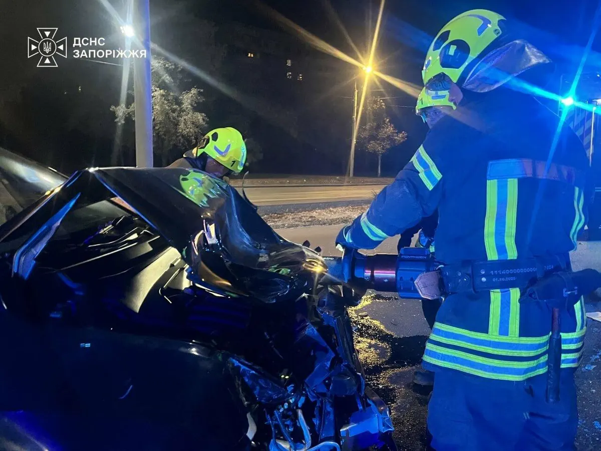 ДТП у Запоріжжі: рятувальники вирізали пасажира з понівеченої автівки